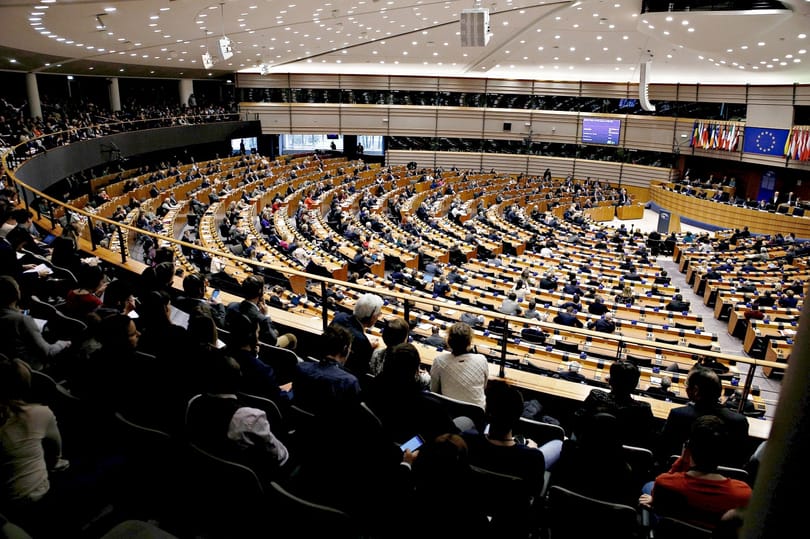Zárt ajtók mögötti Fidesz-alázásról ír a magyar EP-képviselő