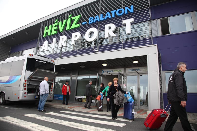 Széles Gábor repteret venne