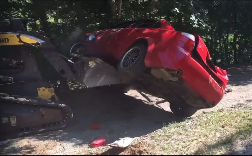 Feldühödött az apa, buldózerrel zúzta le fia Audiját – videó