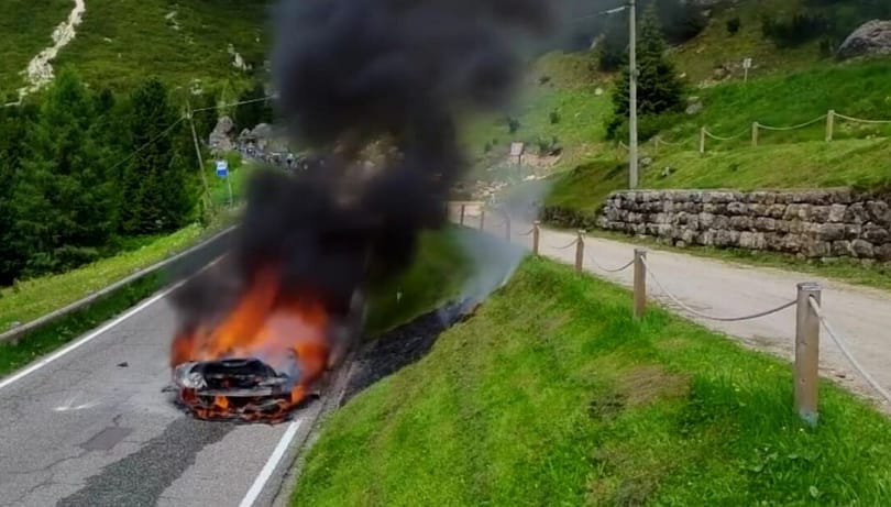 Porrá égett egy hegyi túrán résztvevő McLaren - videó