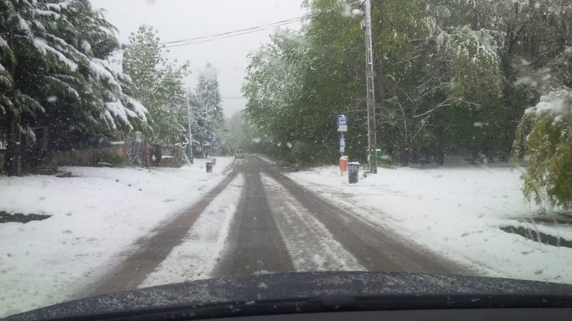 Durvul az áprilisi tél: hófúvás miatt adtak ki figyelmeztetést