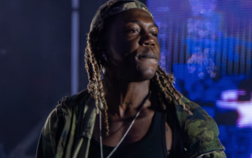 Súlyos sérüléseket szenvedett egy román fesztivál résztvevője, miután egy rapper felszólítására a tömegbe ugrott – videó