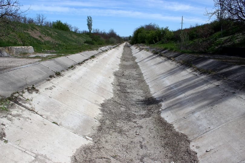 Az orosz hadsereg felrobbantott egy ukrajnai gátat