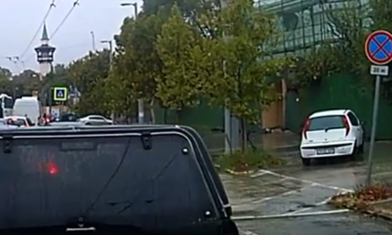 A nap videója: ha beáll a sor, akkor a járdán előz a pofátlan budapesti autós