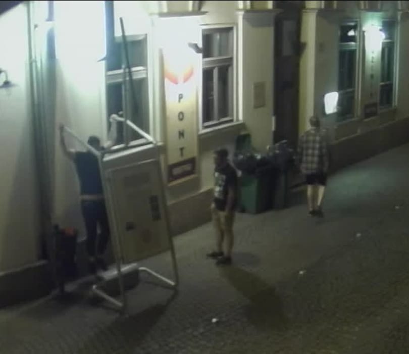 Szétvertek egy hirdetőtáblát a Kazinczy utcában, őket keresi a rendőrség