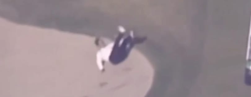 A japán kormányfő Trumppal golfozott, de piszok nagyot esett – videó