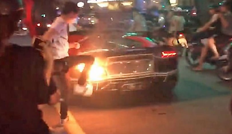 Videó: Addig üvöltette az utcán a Lamborghinijét, amíg kigyulladt a kocsi