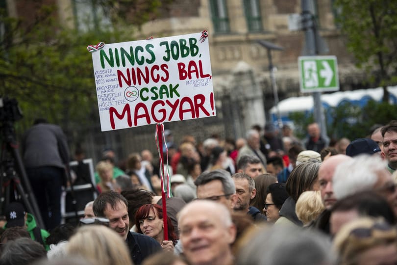 Medián: A magyarok többsége sem jobb-, sem baloldali, a centristák körében is a Tisza vezet