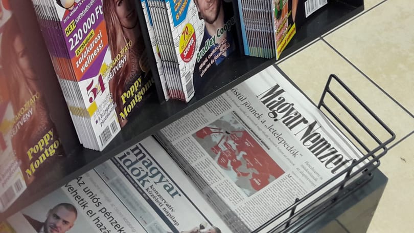 Váratlan helyen bukkant fel Simicska napilapja