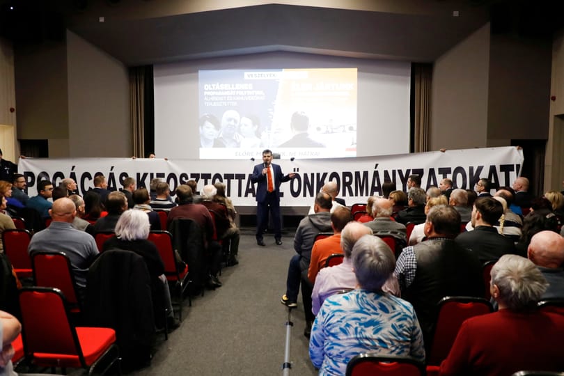 Óriásmolinóval zavarták meg a Párbeszéd aktivistái az államtitkárt