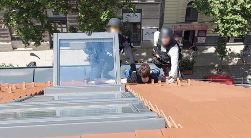 A tetőn át is üldözték a menekülő külföldi bűnözőt a Podmaniczky utcában