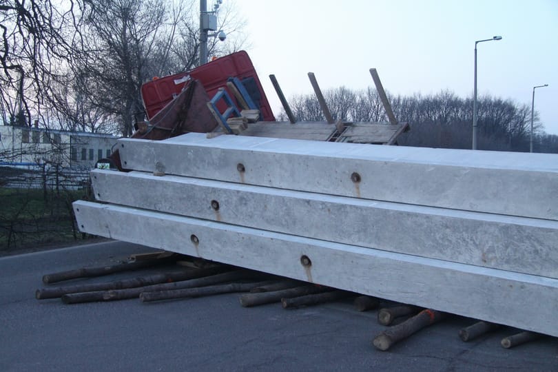 Óriási gerendák borultak a 6-osra, gigadaru jött értük - fotók