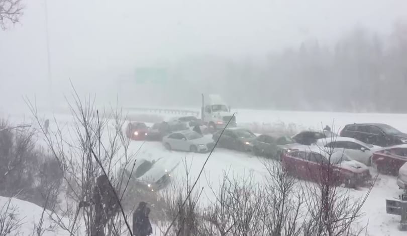 Gigabaleset: 50 autó rohant egymásba a kanadai autópályán – videó