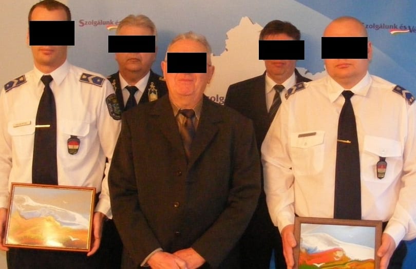 Kétes értékű kortárs festményekkel jutalmazzák a rendőröket