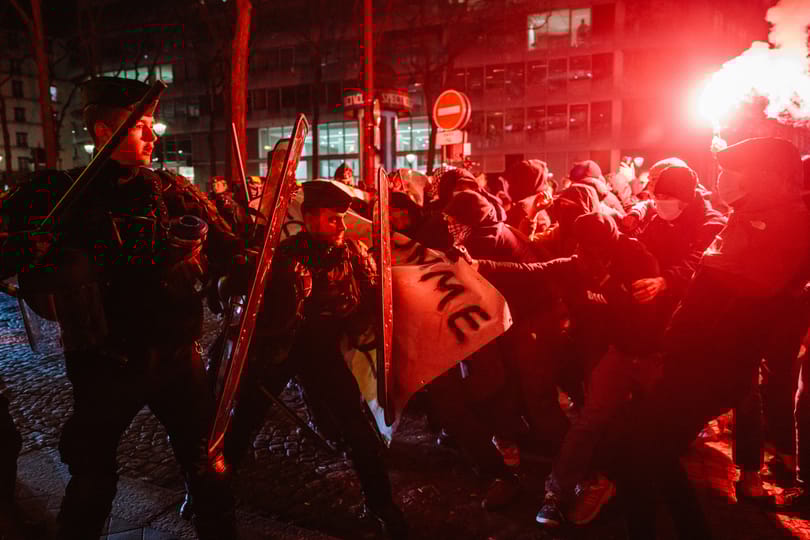 Sorozatos zavargások után több ezer rendőrrel készülnek a francia-izraeli válogatott meccsre Párizsban