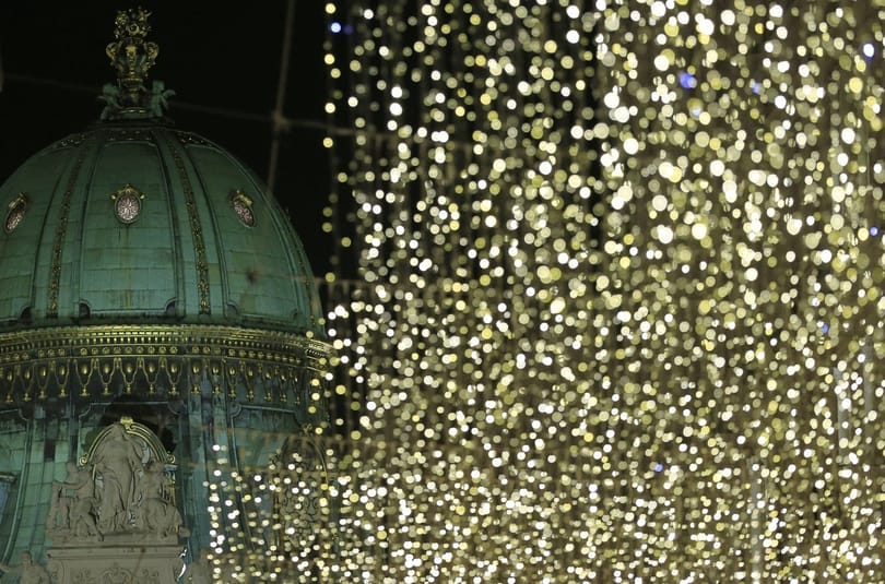 Nagyon zavarta az idős nőt a szomszédok karácsonyi világítása, így elővett egy ollót