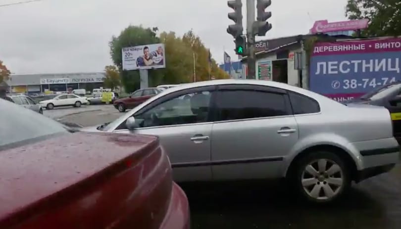 Ez az orosz gyalogos pontosan azt tette a zebrán álló autóssal, amit mindannyian szeretnénk – videó