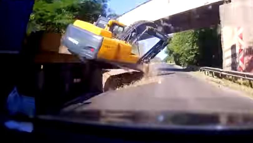 Ijesztő baleset: Markológép zuhant egy autós elé Baranyában – videó