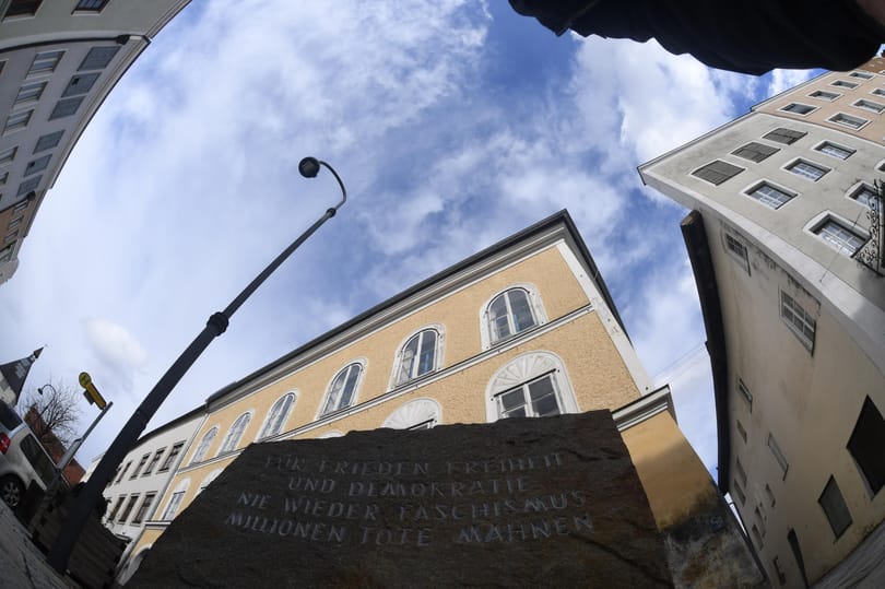 Szeretettel Bécsből: Rendőröket helyeznének el Hitler szülőházában, de ez sokaknak nem tetszik 