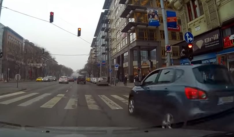 Videó: durva látni, hogy mennek át a piroson a budapesti autósok