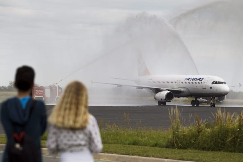 Vízfüggönnyel fogadták a tűzoltók a német turistákat Sármelléken