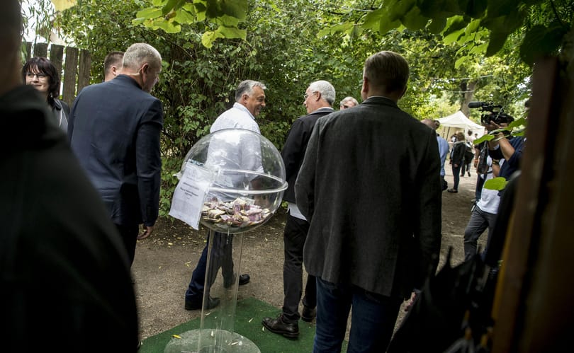 Papíron ugyanannyit költött a Fidesz a kampányra, mint az ellenzék – a teljes kép azonban más