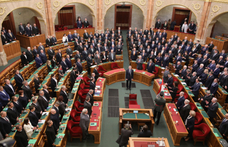 Beleálltak: Orbán, Rogán és 108 másik képviselő is a nevére vette az „átláthatósági” törvényt