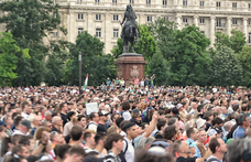 Ez a magyar polgári demokrácia halálos ítélete, és rajta Orbán Viktor aláírása - élőben a Kossuth téri tüntetésről
