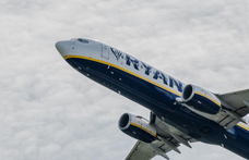 Pénzbüntetéssel sújtaná a repülőkön rendetlenkedő utasokat a Ryanair
