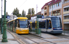 Sárgítják a szegedi tram-traineket, mert nem veszik észre az autósok