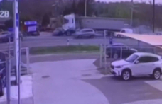 Nyerges vontató tarolt le egy autót Debrecenben és hosszasan tolta maga előtt – videó