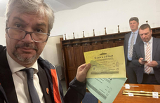 „Lónak a f*szát” – írta Hadházy Ákos az alkotmánybíró-választás szavazólapjára