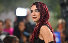 „Gyerekek élve elégetését sohasem lehet igazolni” – Dua Lipa az „izraeli népirtásról” posztolt az Instagramon