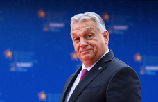 Orbán is zászlókról és szívecskékről posztolt