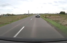 Erre nem lehet számítani: egyszer csak áthajtott a kamerás autó sávjába egy Suzuki – videó