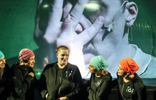 A Pussy Riot színes maszkjai is szerepet kaptak az Örkény színházi Bűn és bűnhődésben