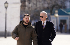 Biden és Zelenszkij Párizsban tárgyal egy 225 millió dolláros fegyvercsomagról
