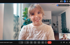 Tolmácsolós funkció jön a Google Meetbe
