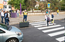 Lezárnák az autósok elől reggel és délután az iskolák előtti utcákat Budapesten