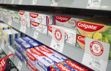 Csökkenti a bolti dolgozók óraszámát a DM az árréstop miatt