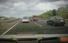 Autósüldözés volt Miskolctól Budapest felé – videón, ahogy az ámokfutó a rendőröket is leszorítja