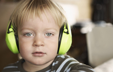 Sok rendezvény halláskárosodást okozhat a gyerekeknél és ez befolyásolja a pszichés és kognitív teljesítményt