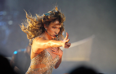 Ezt a két fotót osztotta meg magáról Jennifer Lopez az Instagramon, 212 milliót fizethet miatta