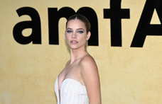 Palvin Barbara ajándéknak öltözött Cannes-ban