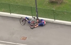 Hatalmasat bukott, majd fejjel ütközött egy villanyoszlopnak az ausztrál bringás – videó