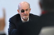 Az irodalom nem állítja meg a kést – magyarul is megjelent Salman Rushdie merényletregénye