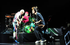 Halálra gázolt egy gyalogost a Red Hot Chili Peppers volt gitárosa, de nem kell börtönbe mennie