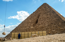 Valami furcsa dolog van a gízai piramisok tövénél, a műszerek bejeleztek, de inkább ásni kellene