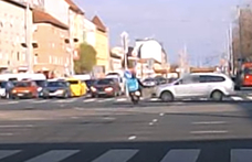 Áthajtott a piroson a budapesti ételfutár, egy autó oldalának csapódott – videó