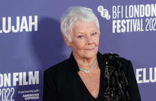 A 89 éves Judi Dench tűzpiros tangát kapott karácsonyra - egy jótékonysági reklámban